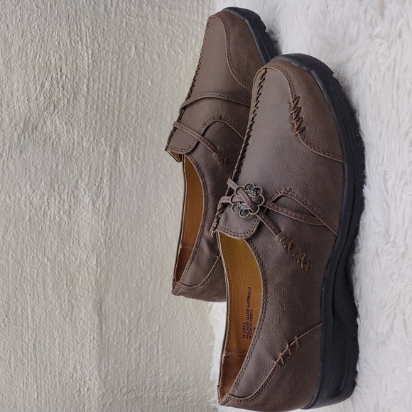 Comfortview Brown Faux Leather Floral Strap Upper Round Toe Low Heel Casual Shoe - Picture 4 of 16